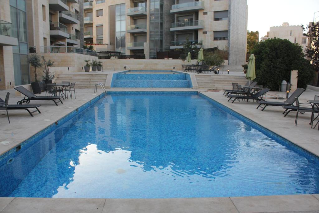 Modern Resort like w/pool - image 3