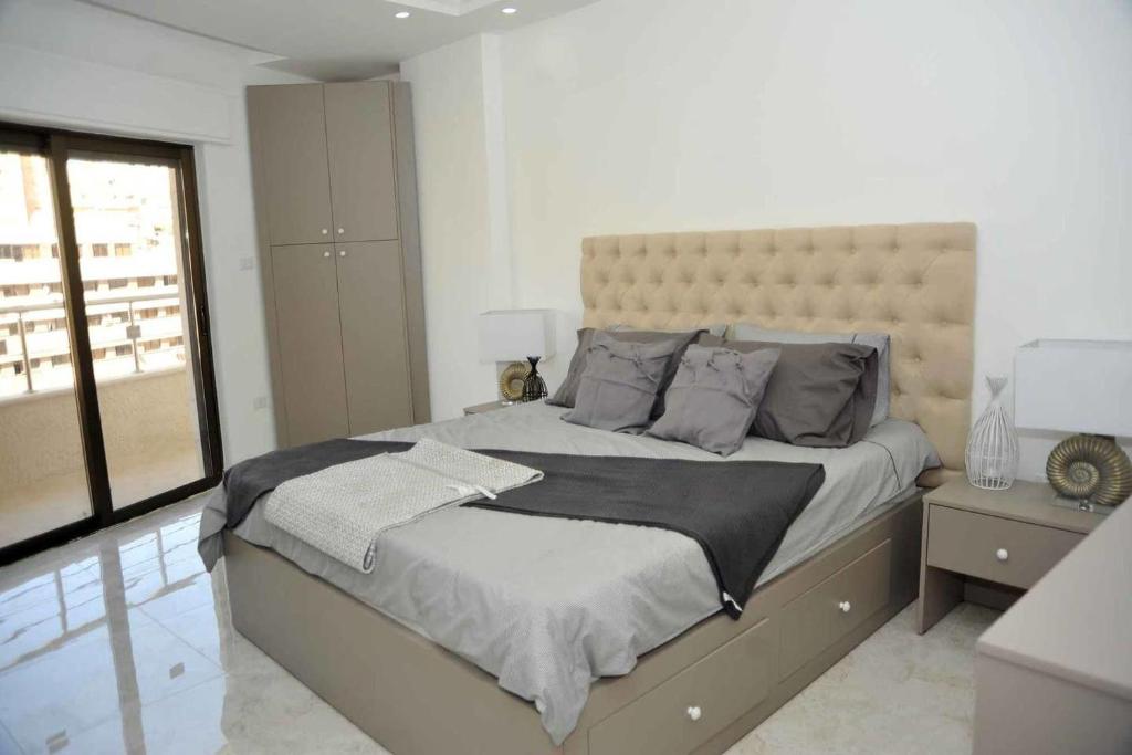 Amazing one Bedroom Apartment in Amman Elwebdah 7 - image 2