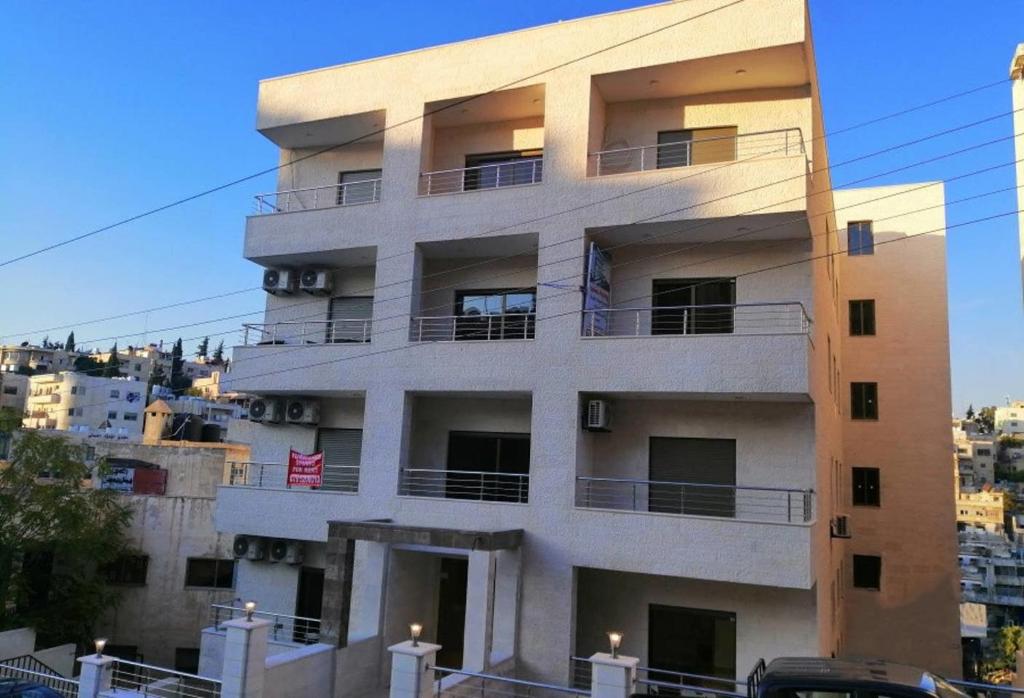 Amazing one Bedroom Apartment in Amman Elwebdah 3 - image 2