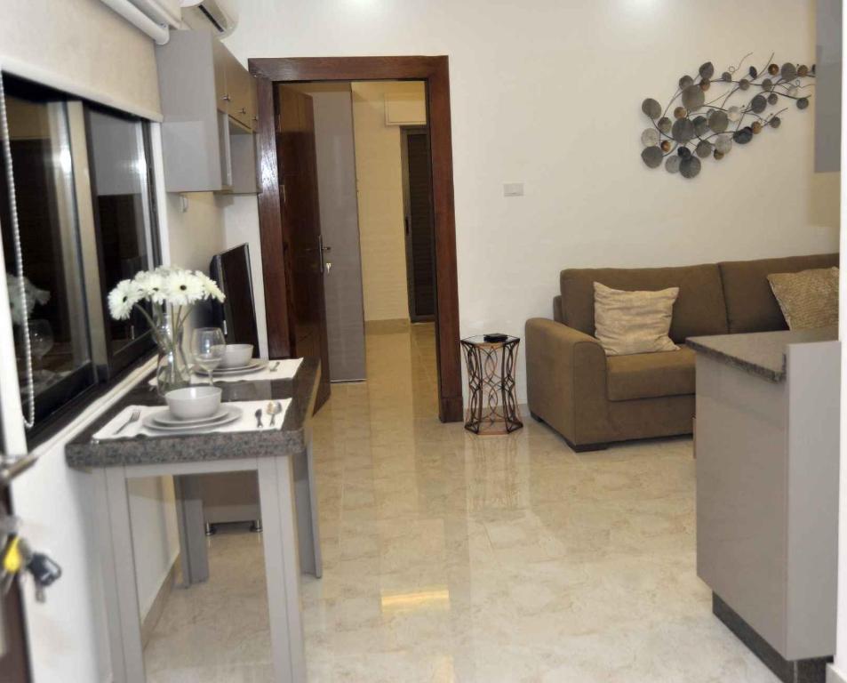 Amazing one Bedroom Apartment in Amman Elwebdah 10 - image 4