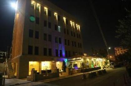 Rozana Hotel Suites - image 3